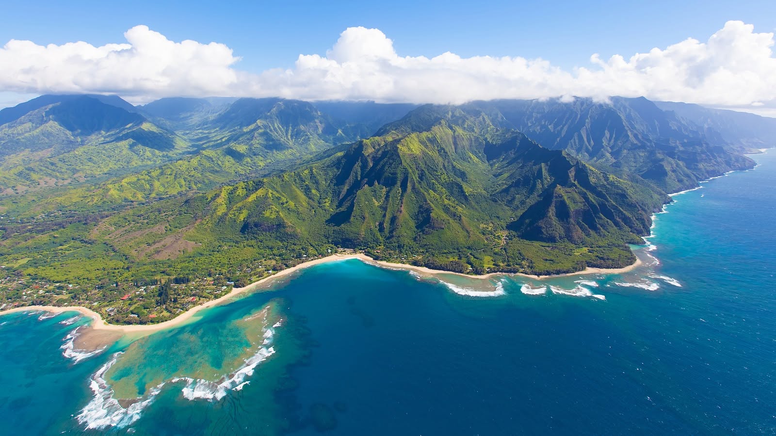 Aerial view of the Na Pali coast in Kauai, Hawaii